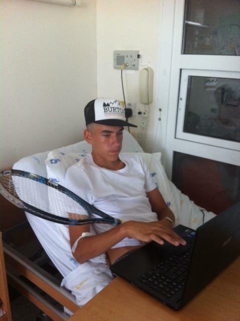 Daniel Vrba v nemocnici s raketou a počítačem