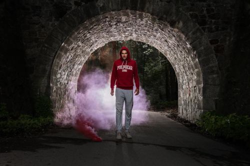 Daniel Vrba vychází z tunelu obklopen červeným dýmem