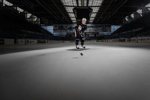 Dominik Kubalík na ledě s hokejkou a pukem