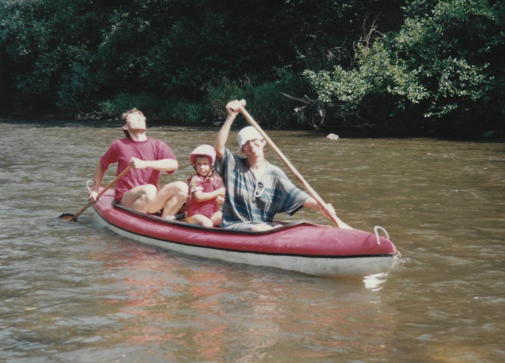 mladá Eva Samková na lodi s rodinou