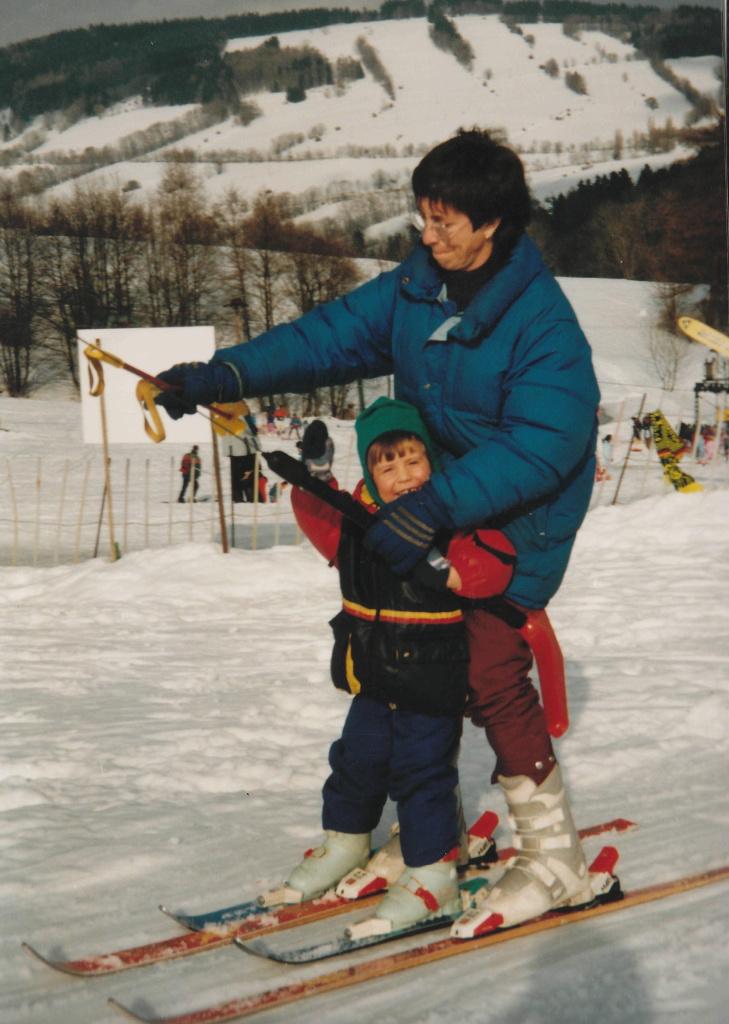 mladá Eva Samková na lyžích se svojí maminkou