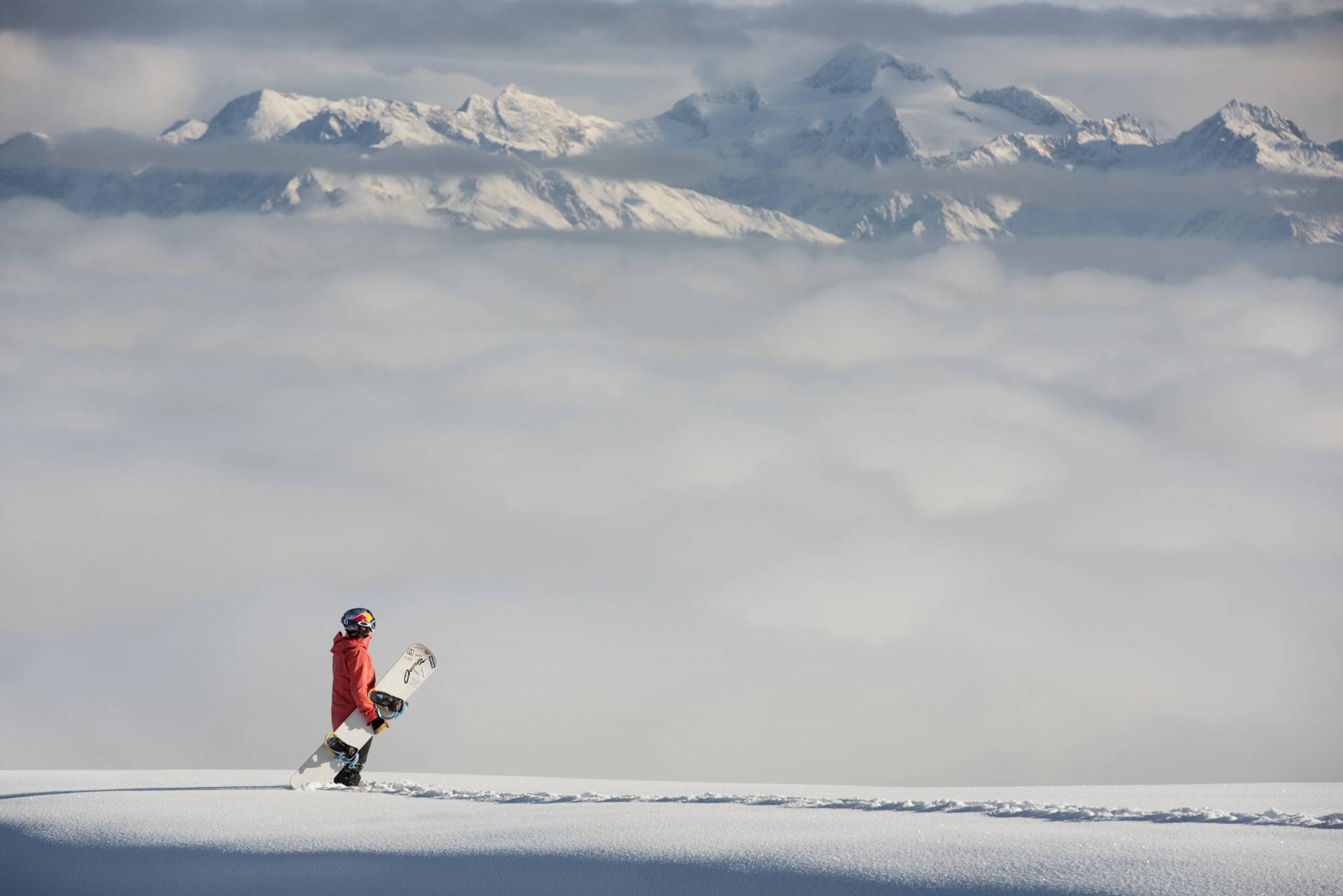 Eva Samková se snowboardovým prknem před horou