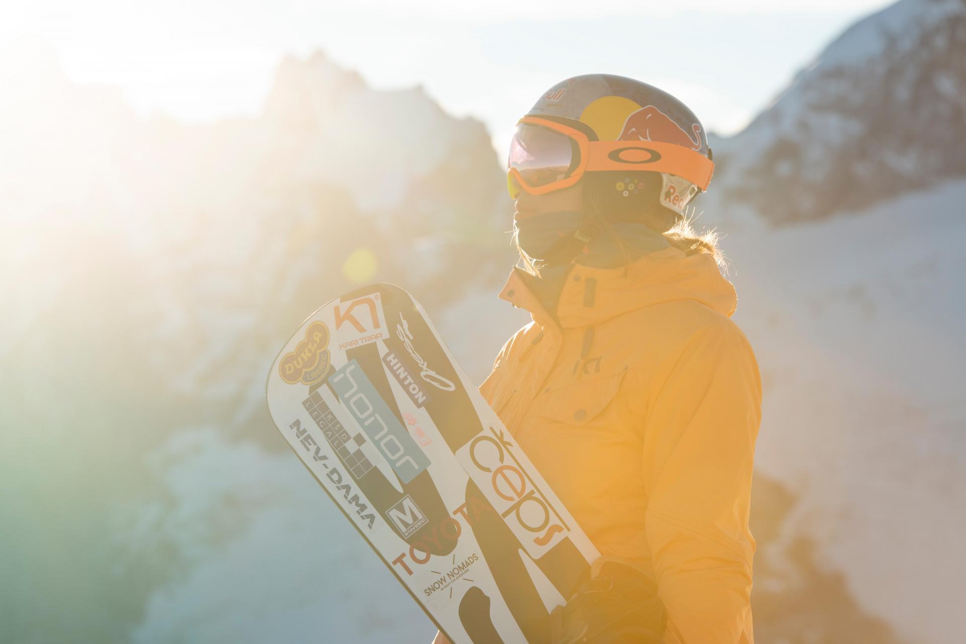 Eva Samková na horách se snowboardovým prknem