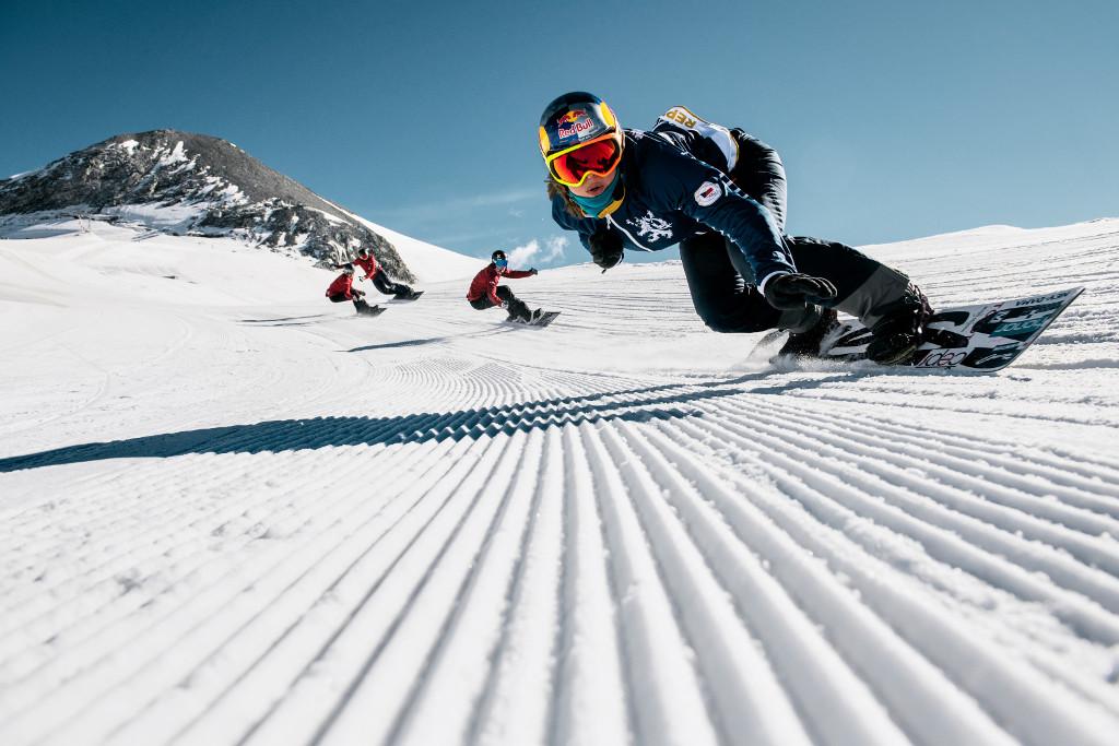 Eva Samková jede na snowboardu na horách