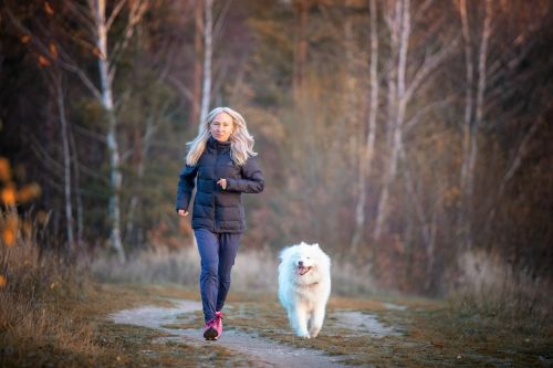 Eva Vrabcová Nývltová běhá v přírodě se psem