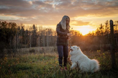 Eva Vrabcová Nývltová v přírodě se psem