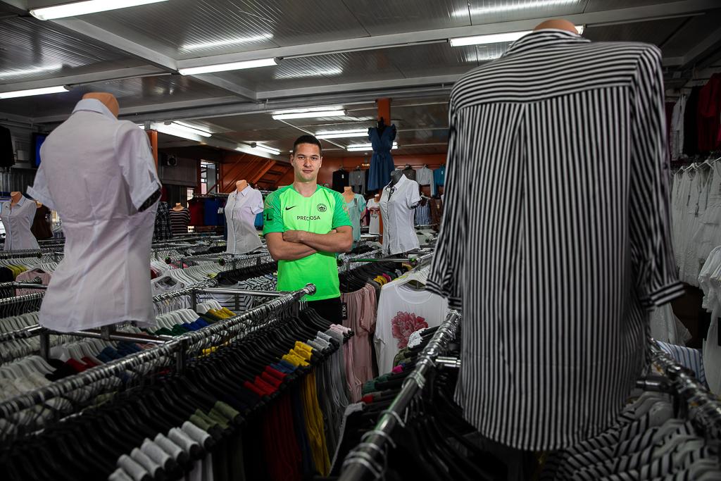 Filip Nguyen v hale, kde se prodává oblečení na trhu
