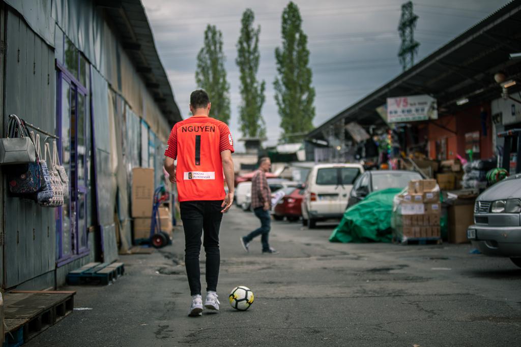 Filip Nguyen s fotbalovým míčem za stánky