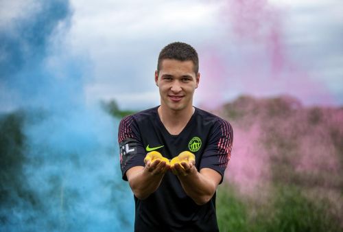 Filip Nguyen před barevným mrakem