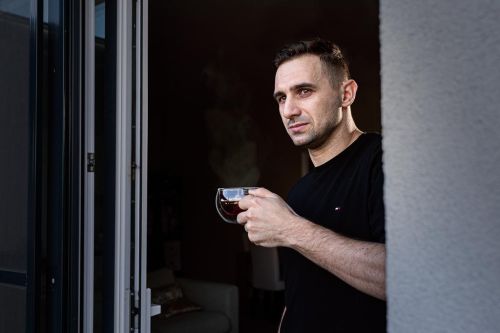 František Lukeš s šálkem kávy