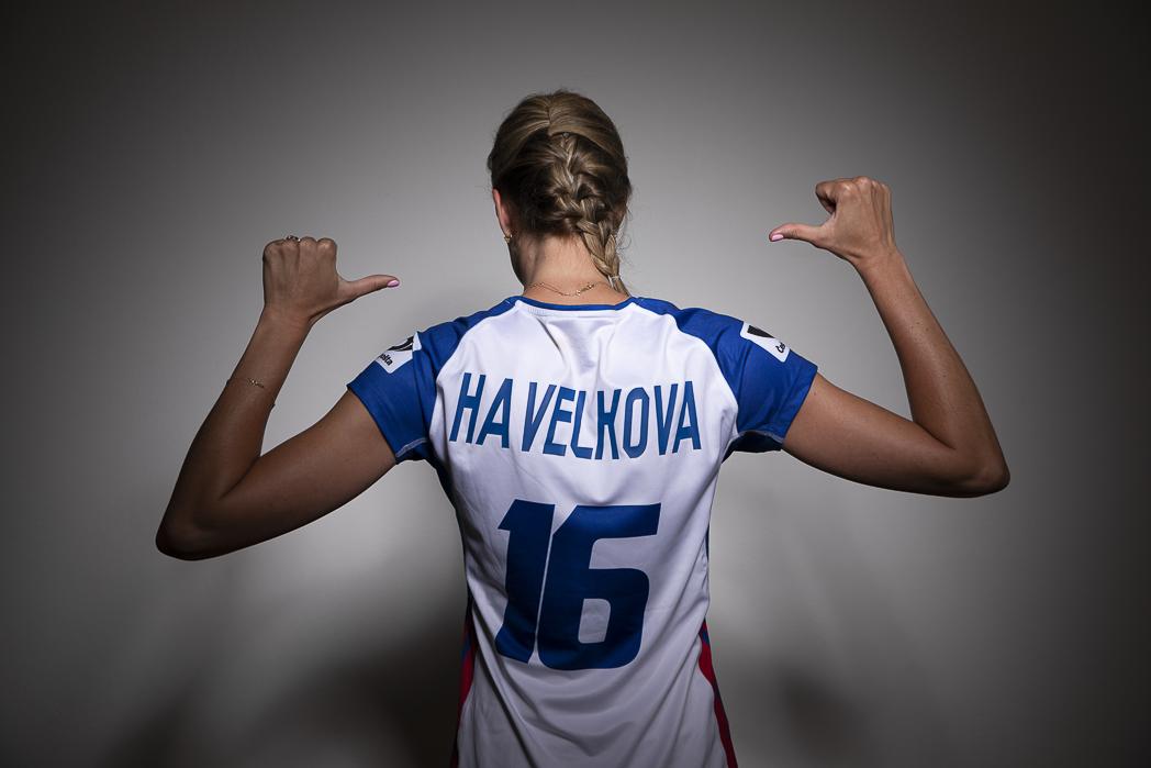 Helena Havelková ukazuje na svoje jméno na zádech dresu