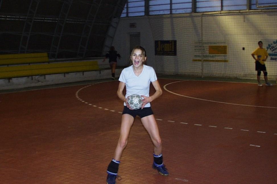 mladá Iveta Luzumová s házenkářským míčem