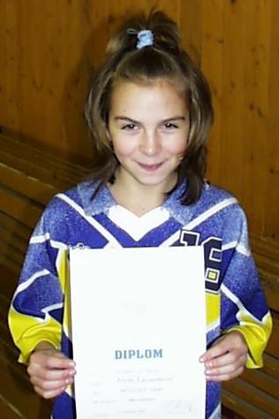 mladá Iveta Luzumová s diplomem