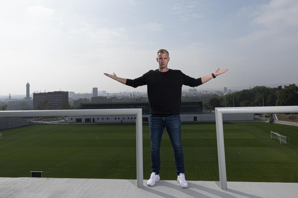 Jan Baránek před trávníkem fotbalového stadionu