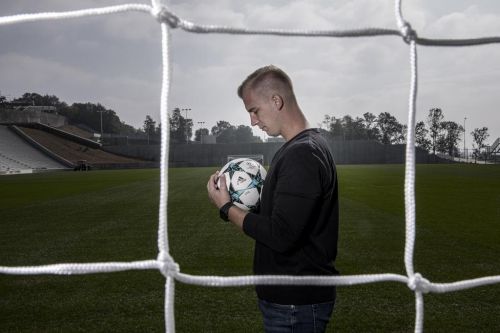 Jan Baránek stojí za bránou a drží fotbalový míč