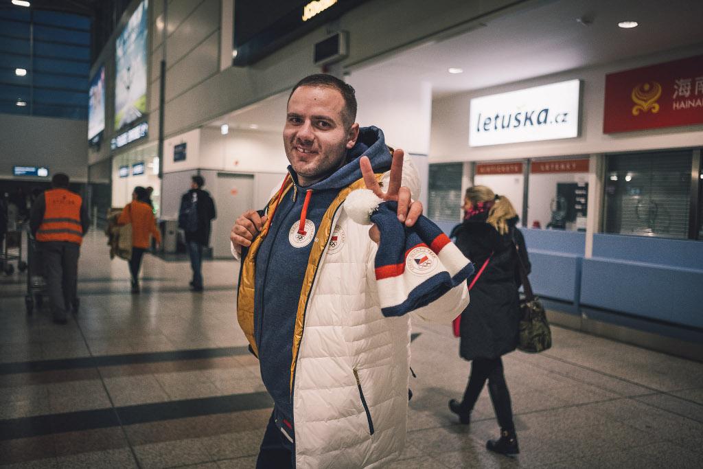 Jan Hudec v olympijském oblečení na letišti