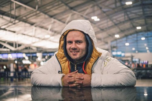Jan Hudec v stojí olympijském v odletové hale na letišti