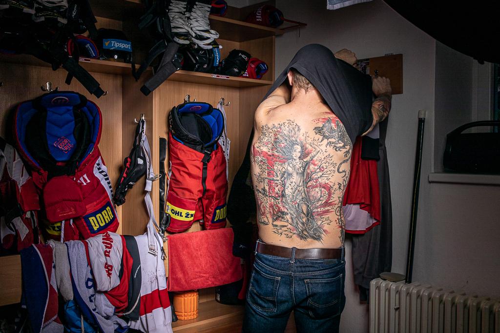 Jan Jaroměřský v šatně ukazuje svoje tetování na zádech