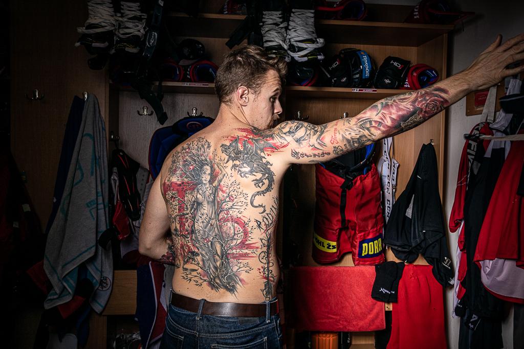 Jan Jaroměřský v šatně ukazuje svoje tetování na zádech