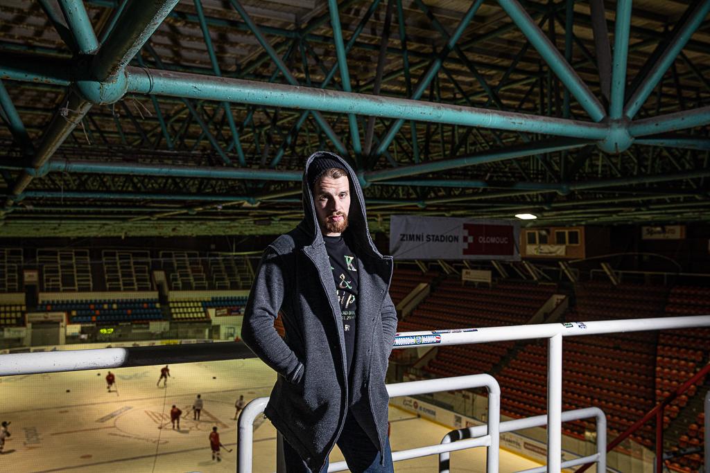 Jan Jaroměřský stojí nad ledovou plochou hokejového stadionu