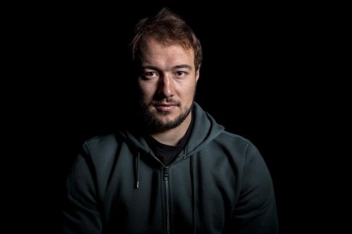 portrétní fotka Jana Kováře na černém pozadí