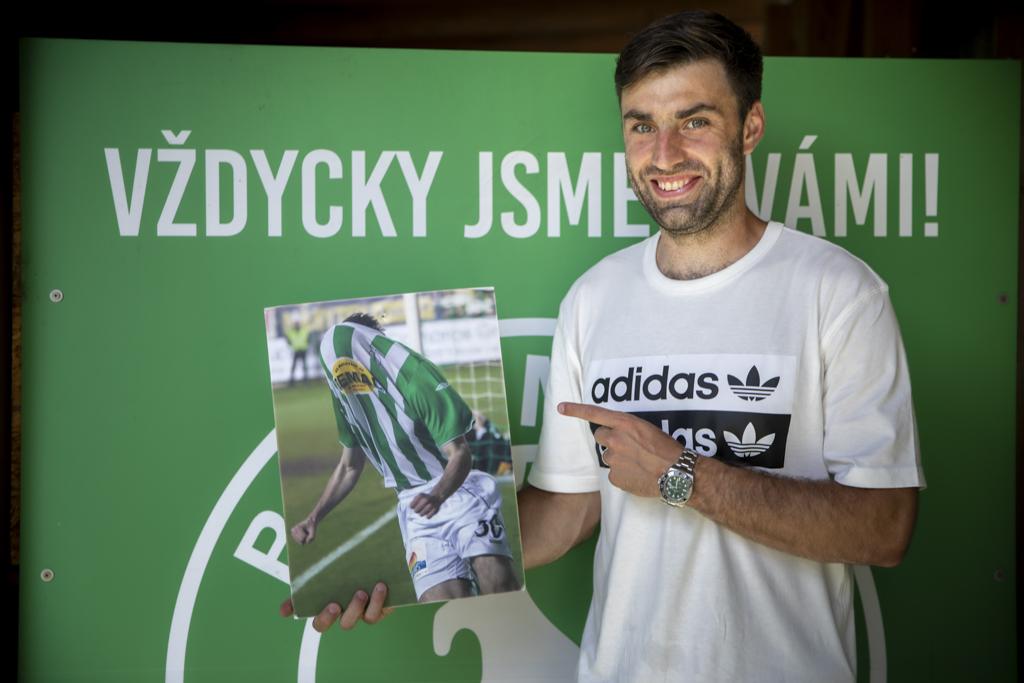 Jan Morávek drží v rukou svojí starou fotku oslavy gólu v zápase v týmu Bohemians Praha