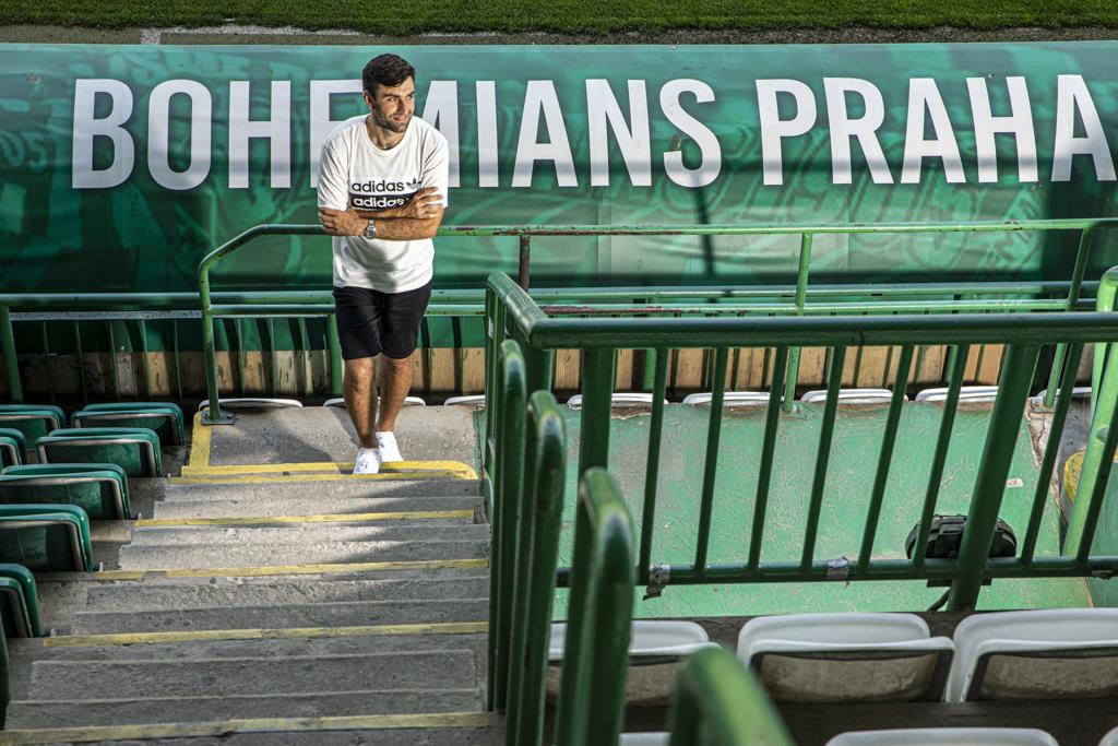 Jan Morávek stojí na tribuně, za sebou má velký nápis Bohemians Praha