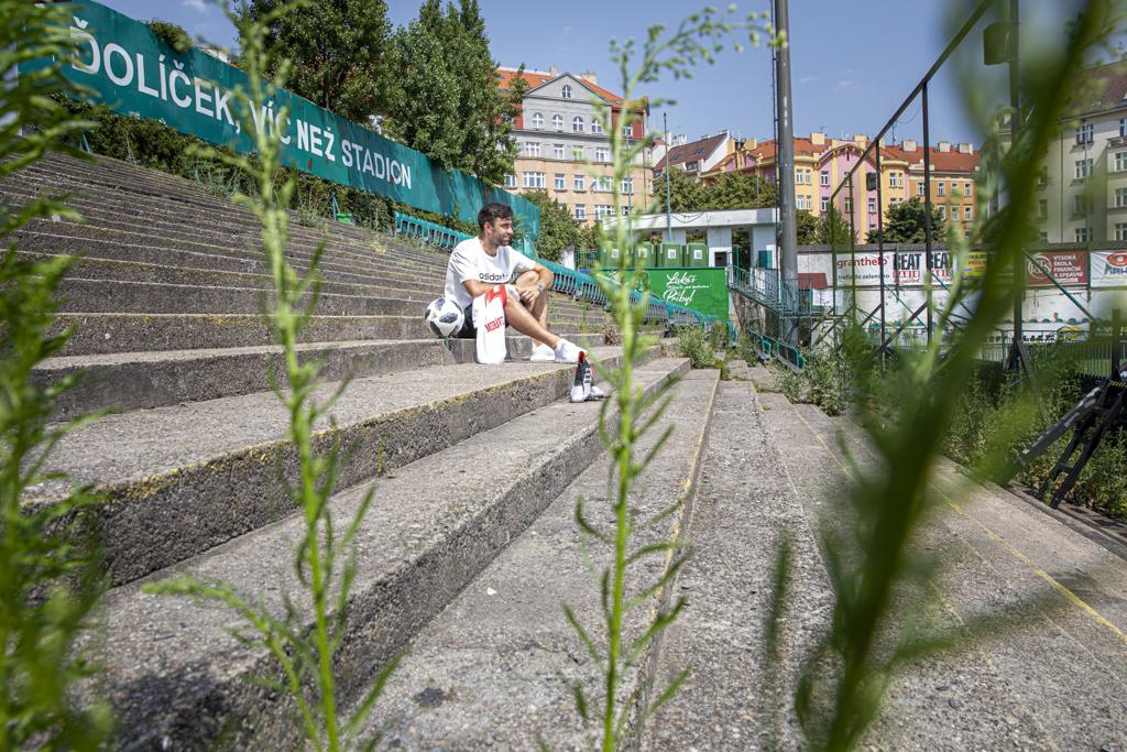 Jan Morávek na schodech fotbalového stadionu 