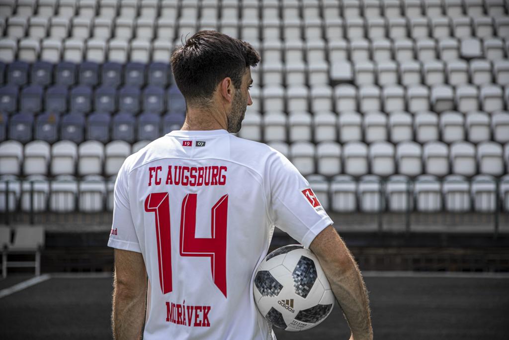 Jan Morávek s fotbalovým míčem v dresu 