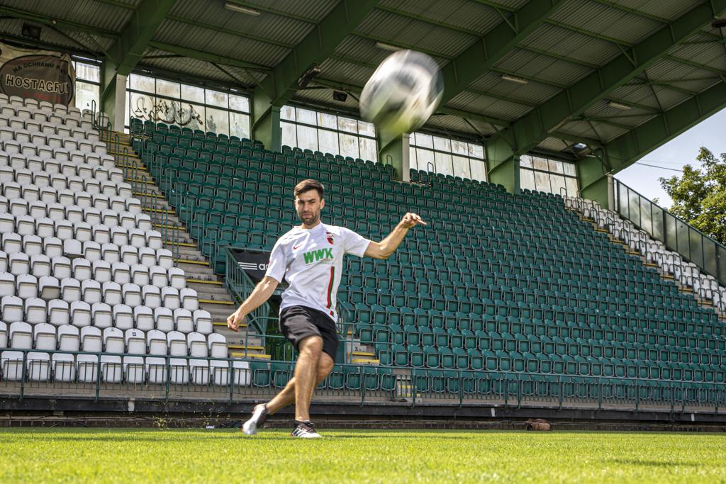 Jan Morávek po kopnutí do míče na stadionu