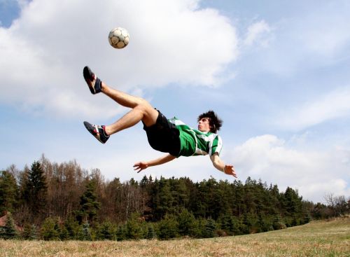 Jan Morávek kope ve vzduchu do míče