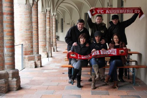 Jan Morávek s rodinou, která drží v rukou šály "FC Augsburg"