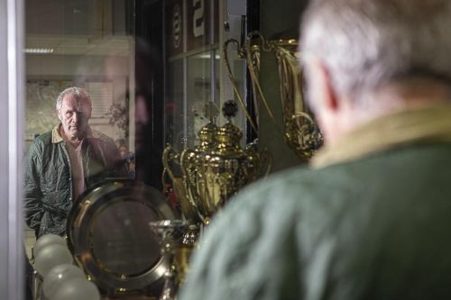Jan Reindl se dívá na svůj odraz v zrcadle mezi poháry