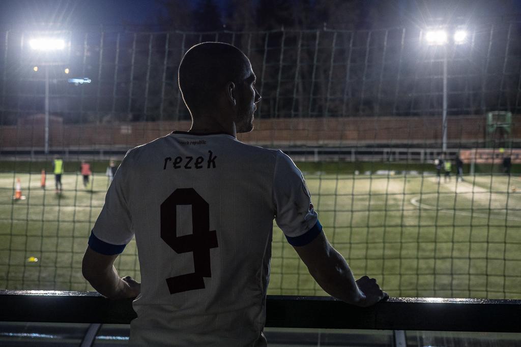 Jan Rezek se dívá na fotbalový trávník