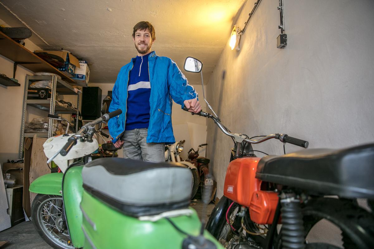 Jaroslav Soukup v garáži s motorkami