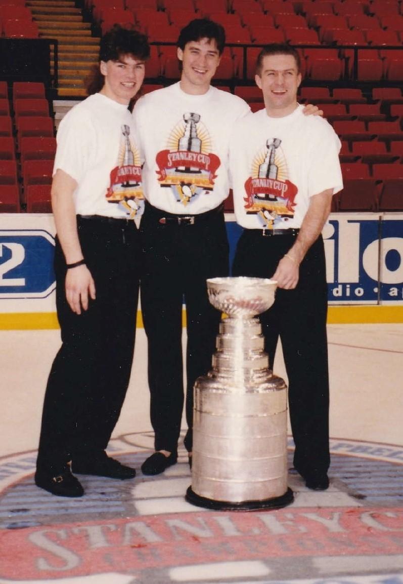Jiří Hrdina s týmovými kolegy s Stanley Cupem