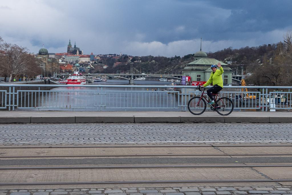 Jiří Hřebec jede po Praze na kole