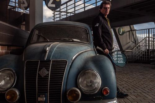 Jiří Hřebec stojí opřený o staré auto