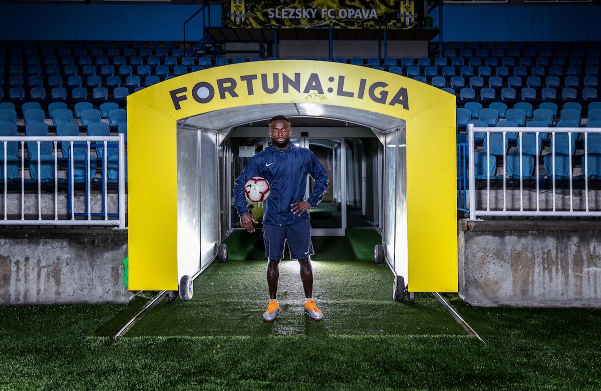 Joel Ngandu Kayamba před nástupem na fotbalový stadión