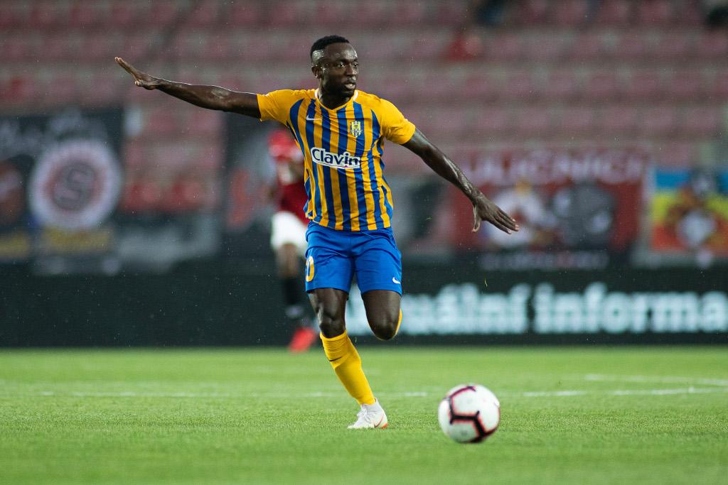 Joel Ngandu Kayamba se připravuje ke kopu při zápase