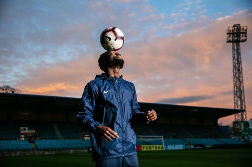 Joel Ngandu Kayamba balancuje fotbalový míč na hlavě