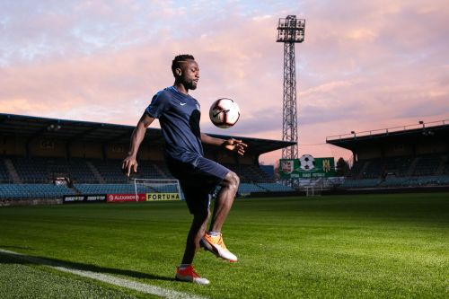 Joel Ngandu Kayamba drží nohou fotbalový míč ve vzduchu
