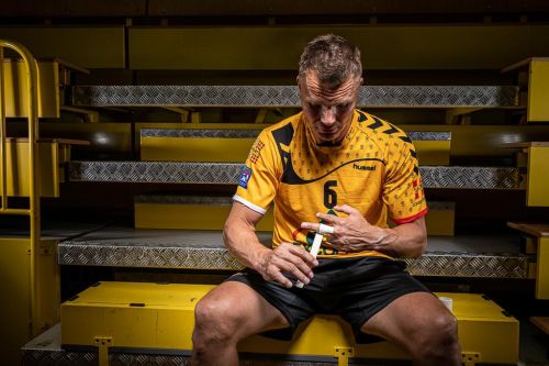 Karel Nocar si tejpuje prst před zápasem