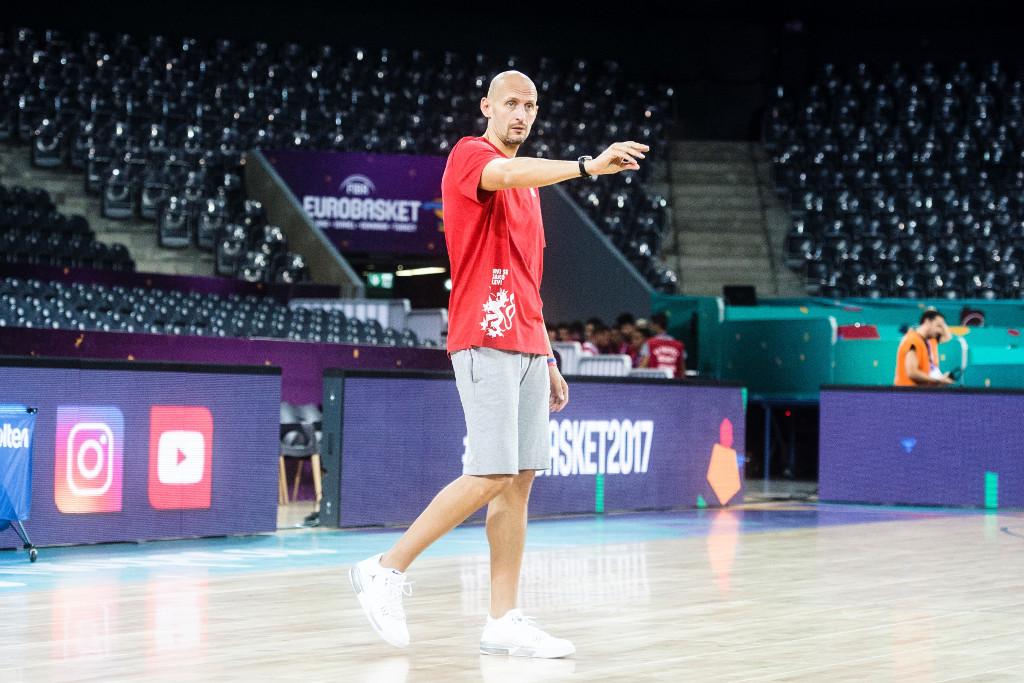 Luboš Bartoň na basketbalovém hřišti