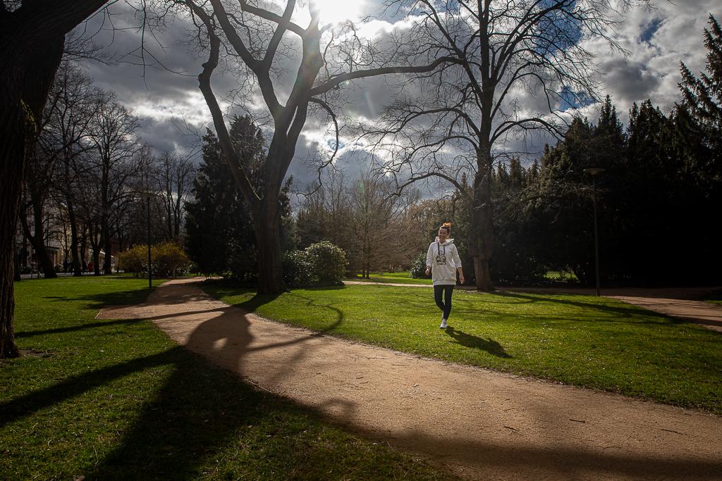 Lucie Šilhánová se prochází parkem