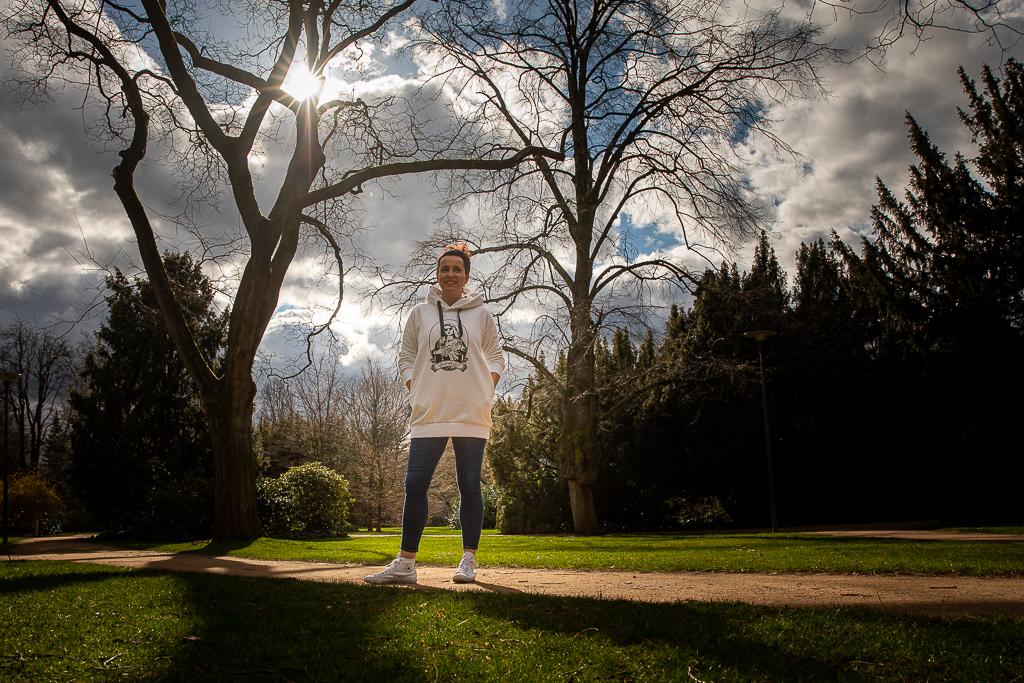 Lucie Šilhánová si užívá procházku parkem
