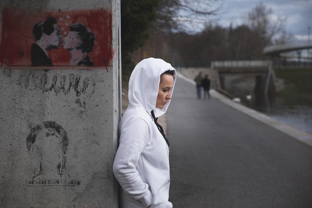 Lucie Šilhánová opřená o sloup mostu