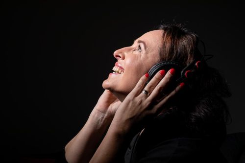 Lucie Šilhánová si užívá hudbu ve sluchátkách
