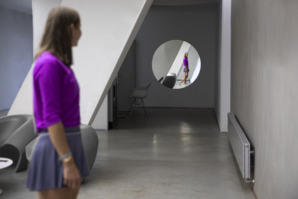 Markéta Vondroušová v sukni a fialovém svetříku stojí v hale.