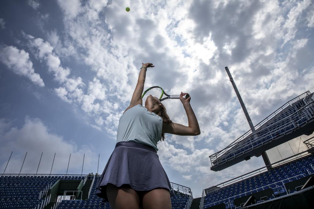 Markéta Vondroušová se napřahuje při podání.